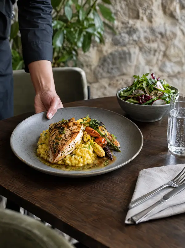 Tagesmenü: Poulet mit Safranrisotto und Gemüse