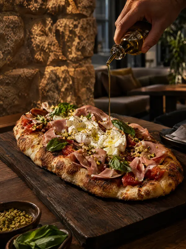 Pinsa mit Burrata, Mortadella und Pistazien