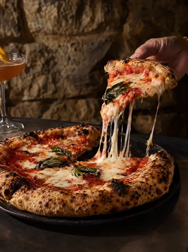 Pizza mit Mozzarella, Tomate und Basilikum